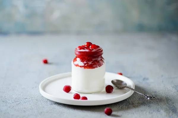 Cranberry com geléia em chantilly ou iogurte — Fotografia de Stock