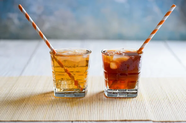 Tè freddo e caffè freddo su sfondo bianco — Foto Stock