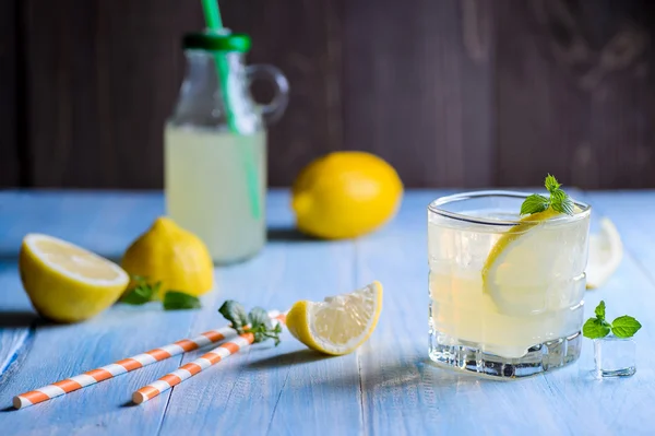 Limonada de cítricos helados sobre mesa de madera sobre fondo natural — Foto de Stock