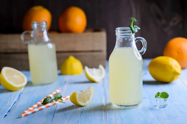 Limonada de cítricos helados sobre mesa de madera sobre fondo natural — Foto de Stock