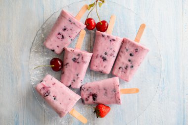 Ev yapımı dondurulmuş dondurma dondurmayı yoğurt ve blackcurrant ahşap arka plan, üstten görünüm