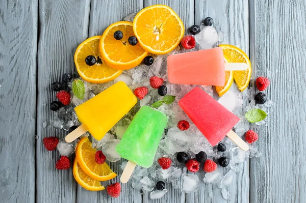 Variedade de gelados saudáveis com frutas e bagas no gelo, vista superior — Fotografia de Stock