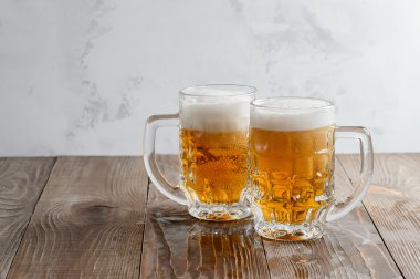 Ahşap bir masa üzerinde iki Oktoberfest bira