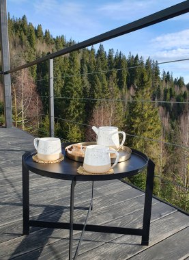 Terasta küçük bir masada, Karpat Dağları manzaralı iki fincan sıcak kakao. Aile tatili, romantik kış, tatil havası ve turizm kavramları için.
