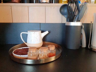 Kendi kakaonuzu yapmak için bir set. Demir tepside içki yapma ritüeli için malzemeler vardır: bir fincan çay tabağı, bir bakır çaydanlık, kakao tozlu bir tabak, organik baharatlar (tarçın, anason))