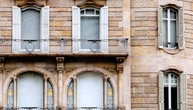 Bu tarihi binanın dış cephesinde bazı karakterleri, hayvanları ya da çiçekleri temsil eden renk detaylarıyla çekildi. Eixample, Barcelona, Catalunya, İspanya, Avrupa 'da geçiyor