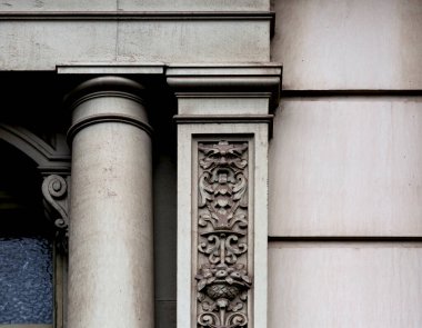 Bu tarihi binanın dış cephesinde bazı karakterleri, hayvanları ya da çiçekleri temsil eden renk detaylarıyla çekildi. Eixample, Barcelona, Catalunya, İspanya, Avrupa 'da geçiyor