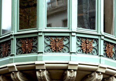 Bu tarihi binanın dış cephesinde bazı karakterleri, hayvanları ya da çiçekleri temsil eden renk detaylarıyla çekildi. Eixample, Barcelona, Catalunya, İspanya, Avrupa 'da geçiyor