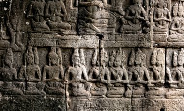 Bu tarihi binanın dış cephesinde bazı karakterleri, hayvanları ya da çiçekleri temsil eden renk detaylarıyla çekildi. Siem Reap, Angkor Wat, Kamboçya, Asya 'da geçiyor.