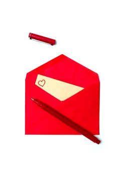 Ürün sunumları, inşaat kavramları, DIY görselleri ve endüstriyel tasarım kompozisyonları için ideal, temiz beyaz bir arkaplan üzerinde düzenlenmiş metalik vidalar dağınık bir desen.