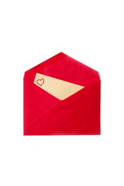 Açık kırmızı kadife desenli kadife bir zarfın yukarıdan görünüşü. El yazısıyla çizilmiş kırmızı bir kalp çizgisi içeren küçük bir el işi kağıt parçası eklenir. Temiz beyaz bir arkaplanda izole edilmiş. Aşk, romantizm ve Sevgililer Günü temaları için mükemmel.,