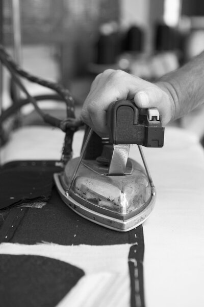 Ironing of parts of a tailored jacket