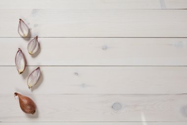 Beyaz ahşap üzerine soğan düz lay