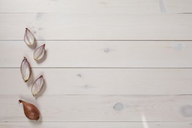 Beyaz ahşap üzerine soğan düz lay