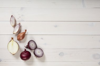 Beyaz ahşap üzerine soğan düz lay