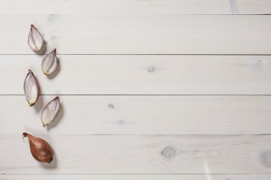 Beyaz ahşap üzerine soğan düz lay