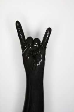 siyah lateks eldiven, asi işareti giyiyor el jest