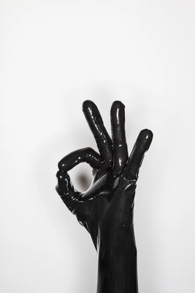 Жест руки в чорній латексній рукавичці, сигналізуючи про успіх — стокове фото