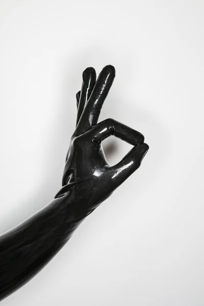 Gesto de una mano con un guante de látex negro, señalización ok — Foto de Stock