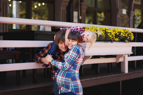 Lycklig familj utomhus. — Stockfoto