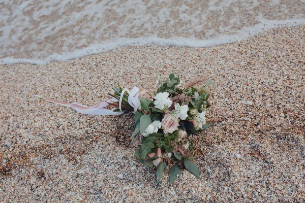 ช่อดอกไม้แต่งงานริมทะเล — ภาพถ่ายสต็อก