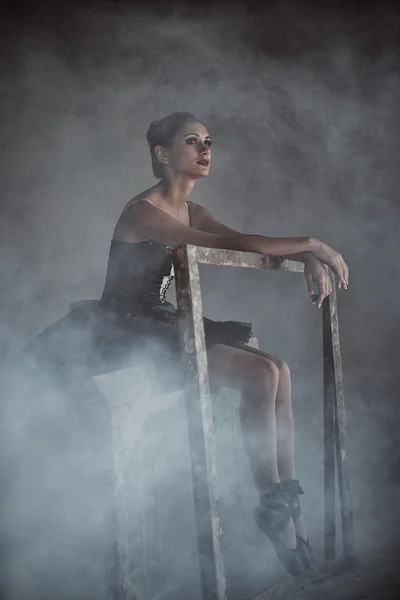 Baletka sedící v kouři — Stock fotografie