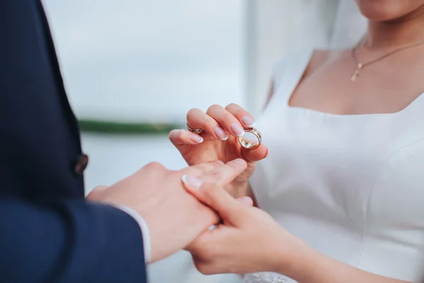 ใส่แหวนแต่งงาน — ภาพถ่ายสต็อก