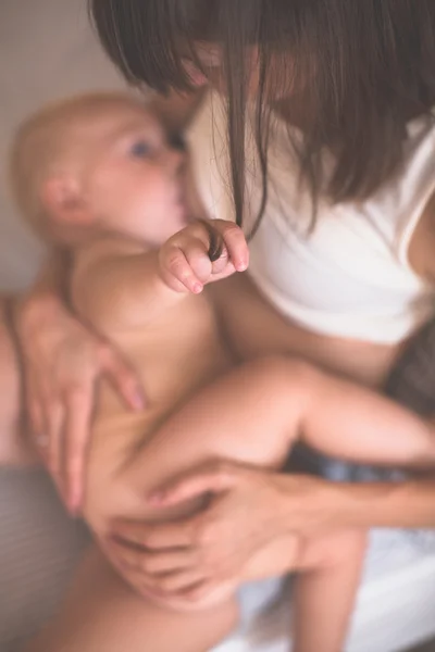 Mother suckles baby — Stock Photo, Image