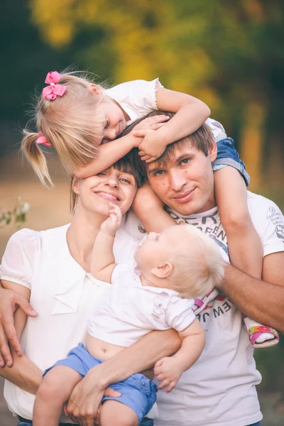 Porträtt av ung glad familj — Stockfoto