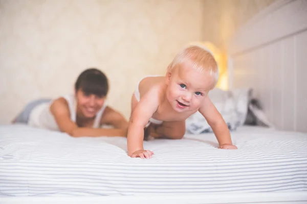 เด็กคลานบนทั้งสี่บนเตียง — ภาพถ่ายสต็อก