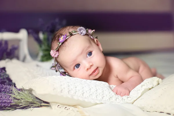 Yastık üzerinde küçük kız