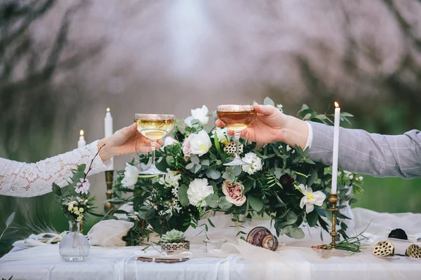 ยกแก้วกับแชมเปญที่โต๊ะแต่งงาน — ภาพถ่ายสต็อก