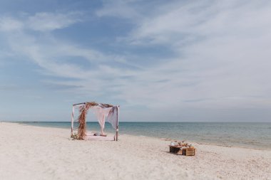 Deniz kıyısında çadır