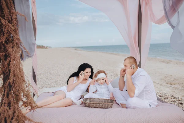 Familia Relajarse en la playa —  Fotos de Stock