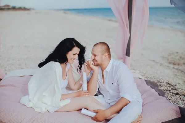 Pareja en ropa blanca cerca del mar —  Fotos de Stock