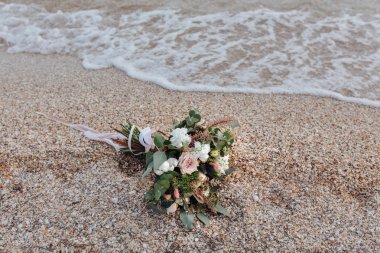 Bir sahilde düğün buketi