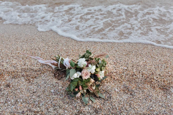ช่อดอกไม้แต่งงานบนชายหาด — ภาพถ่ายสต็อก