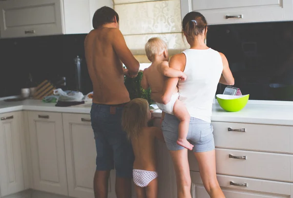 ครอบครัวในครัว — ภาพถ่ายสต็อก