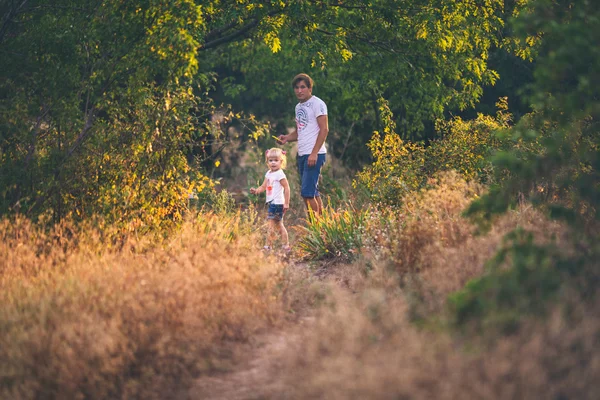 Vater mit Tochter im Hain — Stockfoto