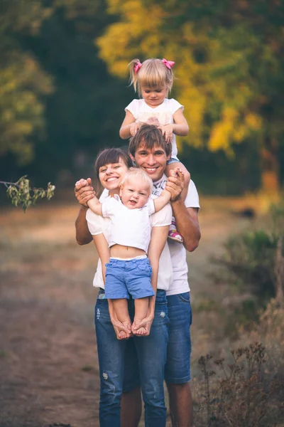 Junge Eltern mit Kindern — Stockfoto