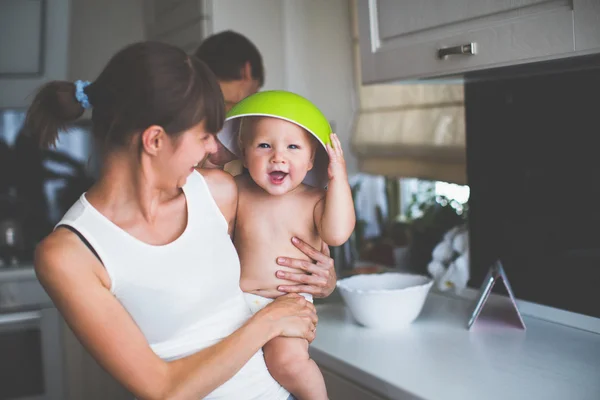 Ellerinde bir çocuk ile anne