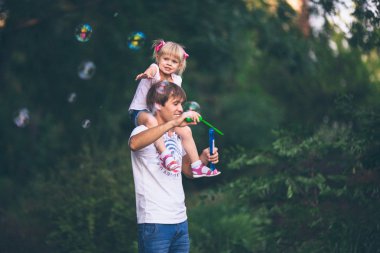 Baba ile kızı omuz üzerine