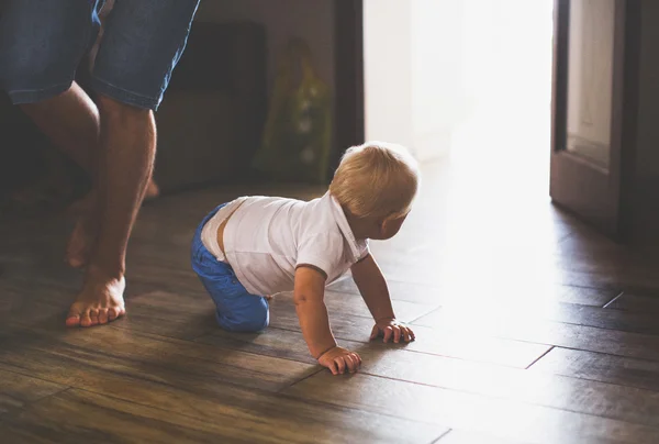 Çocuk dört ayak üzerinde