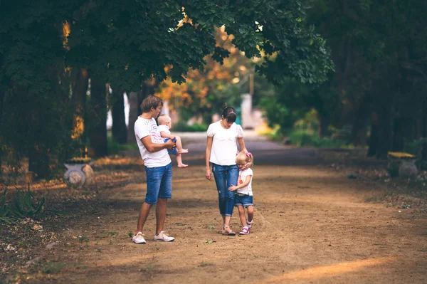 Föräldrar med barn på promenad — Stockfoto