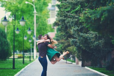 Genç bir çiftin neşeli Toplantı