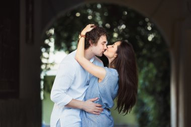 Genç çift öpüşme