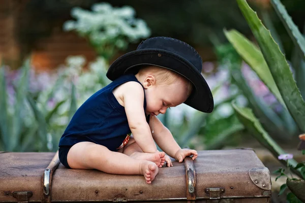 Liten pojke i svart hatt — Stockfoto