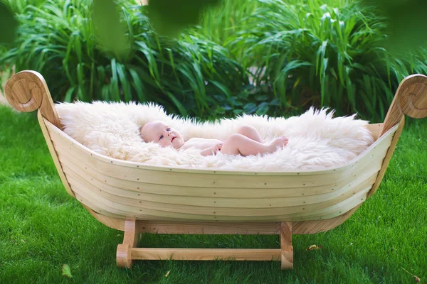 เด็กทารกนอนบนเตียงไม้ — ภาพถ่ายสต็อก