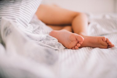 Küçük şirin bebek ayakları.