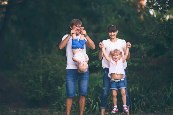 Parents with two children in the park — Stock Photo, Image